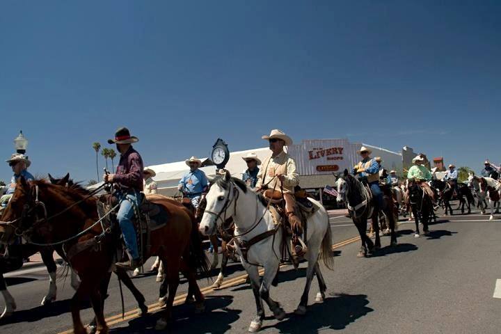 Dos Caballeros annual horseback ride through Wickenburg AZ