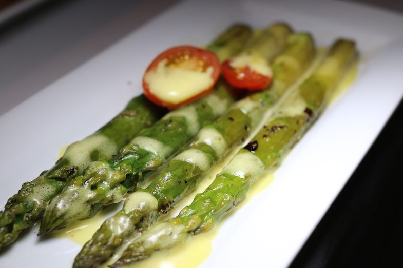 Grilled asparagus with hollandaise sauce 