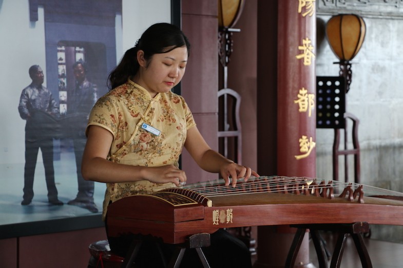 Lady playing Guzheng