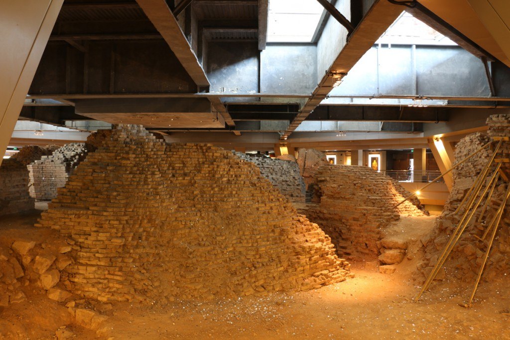 Leifeng Pagoda ruins