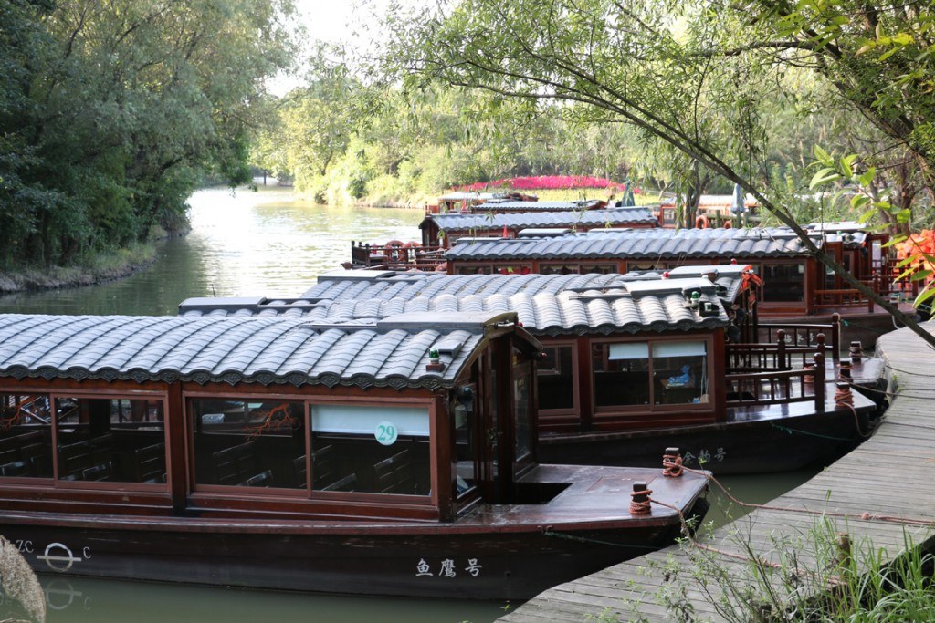 Traditional style Chinese riverboats photo by: MikesRoadTrip.com