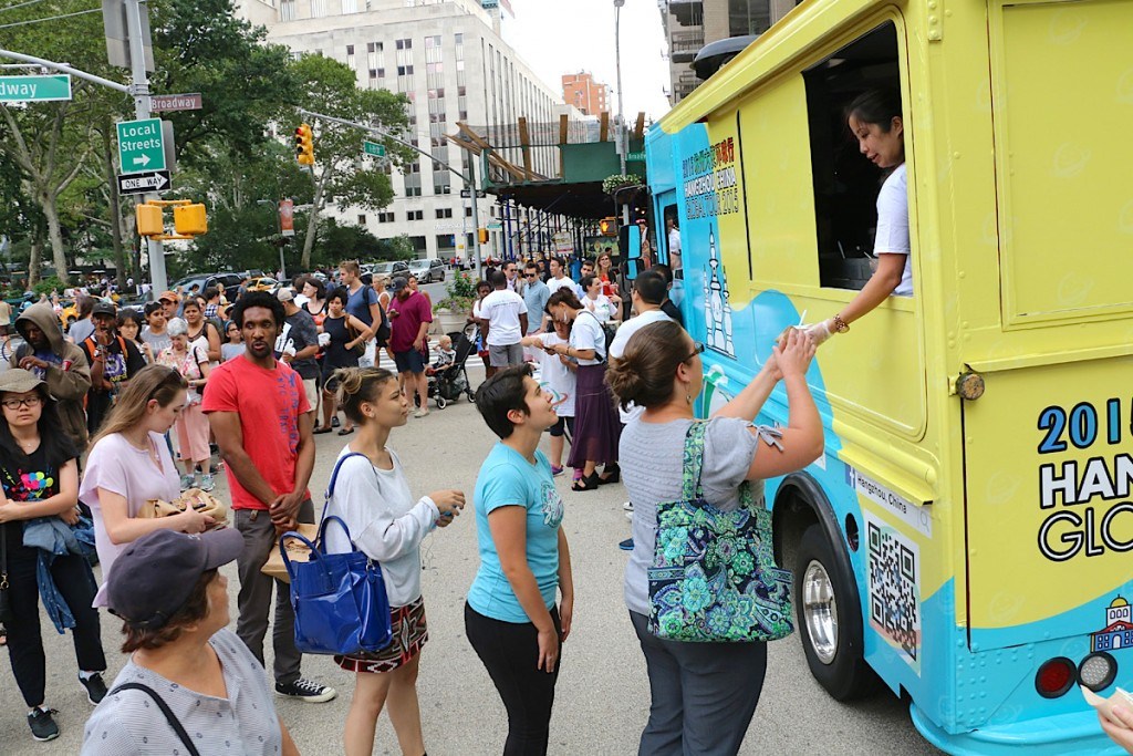 Hangzhou Global Tour gives out free ice cream in NYC