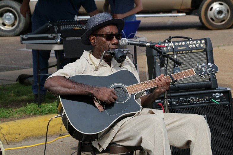 Musician at Juke Joint Festival in Clarksdale by MikesRoadTrip.com