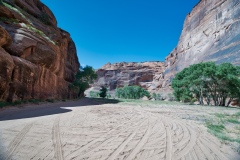 Valley-floor-of-Canyon-De-Chelly-4