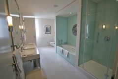 Suite-bathroom-at-Villa-Kenedy-