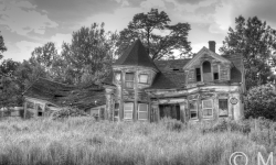 old house B-W in Maine