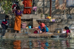 Ladies-cleaning-clothes-on-Fatehsagar-Lake-close-up