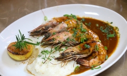 BBQ Shrimp and Grits at Tableau restaurant (heads on)