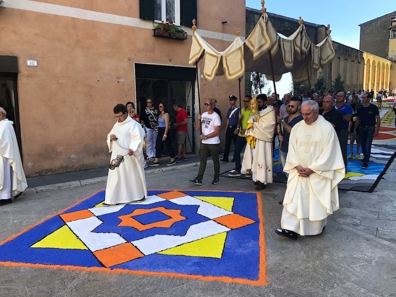 Tuscany road trip to see the Corpus Domini festival in Pitigliano - By MikesRoadTrip.com