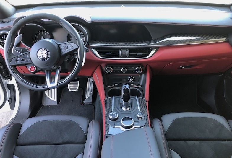 Alfa Romeo Stelvio Quadrifoglio cockpit