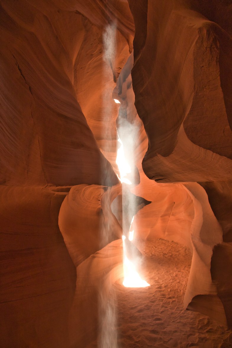 Sun beams shining down into Antelope Canyon