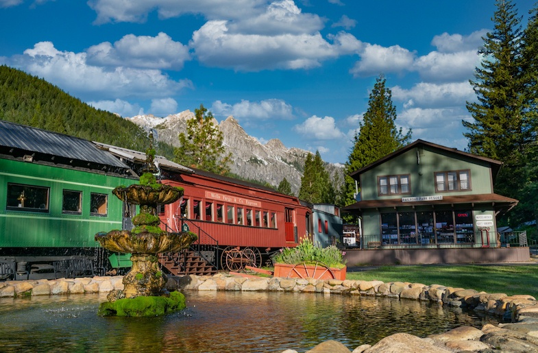 One of the coolest California roadside attractions is staying at the Caboose Motel. 